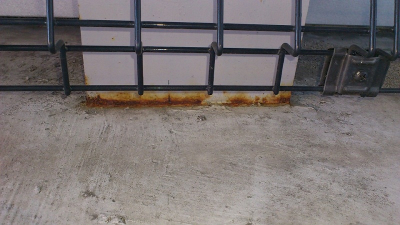 ファイル:Rusting iron frame.jpg