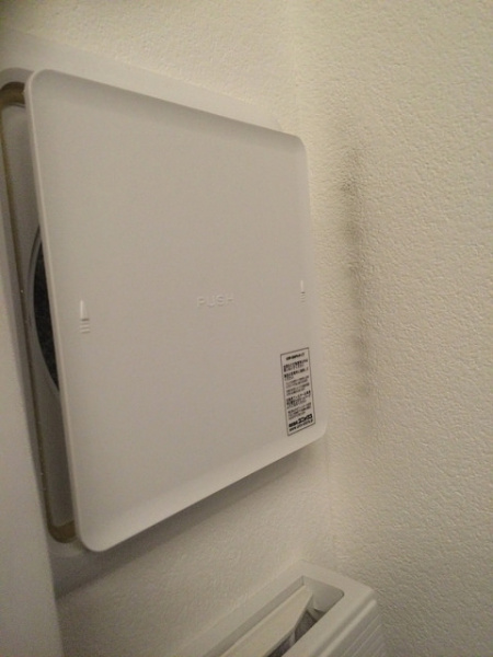 ファイル:ミッドヒルズ神戸三宮 24時間換気横壁.jpg