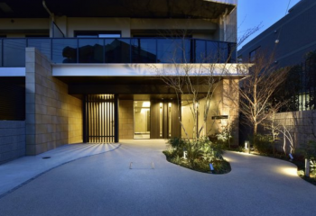 ラ・アトレレジデンス新百合ヶ丘 エントランスアプローチ（夜）（2019年3月撮影）