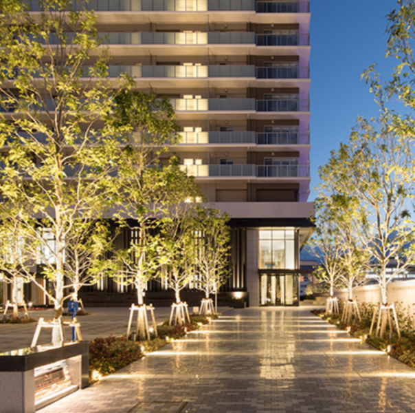 ファイル:ザ・パークハウス 神戸ハーバーランドタワー エントランスアプローチ.png
