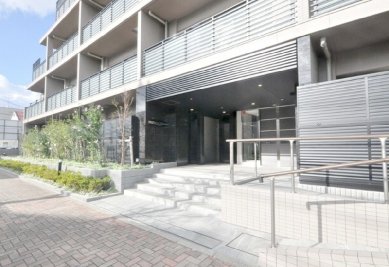 ファイル:レーベン幕張本郷 THE COURT エントランスアプローチ.png