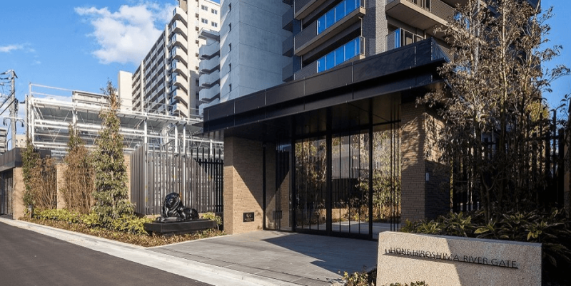 ファイル:ライオンズ広島リバーゲート エントエランスアプローチ.png