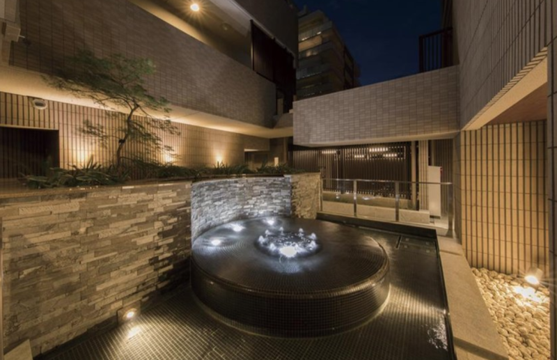 ファイル:ジオ西宮北口 ザ・グレイス 中庭の水盤.png