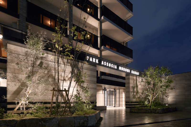 ファイル:パークアソシア 室見河畔 エントランスアプローチ.png