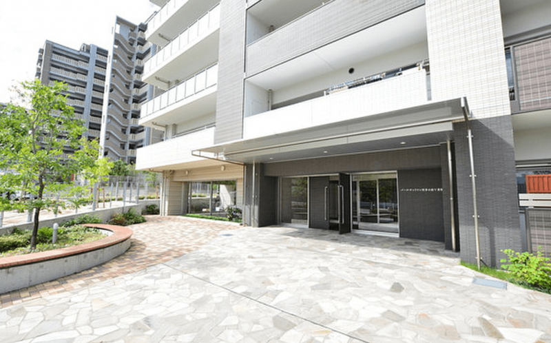 ファイル:パーク・サンリヤン博多の森V番館 エントランスアプローチ.png