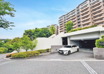 コモンヒルズ安針台山の手I番館・II番館・III番館 外観（室内駐車場 出入り口）
