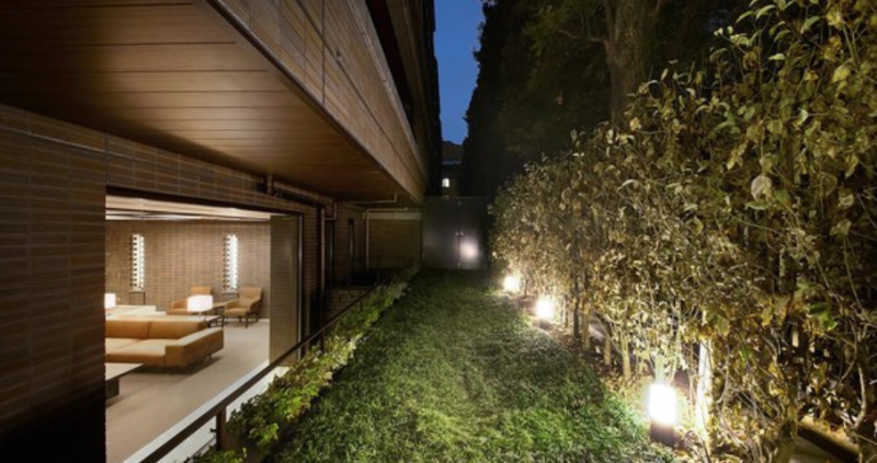 ファイル:ブランズ 六本木 飯倉片町 ラウンジ横植栽.png