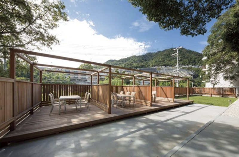 ファイル:リビオ六甲 THE HILLS 人工芝とウッドデッキのグランピングデッキ.png