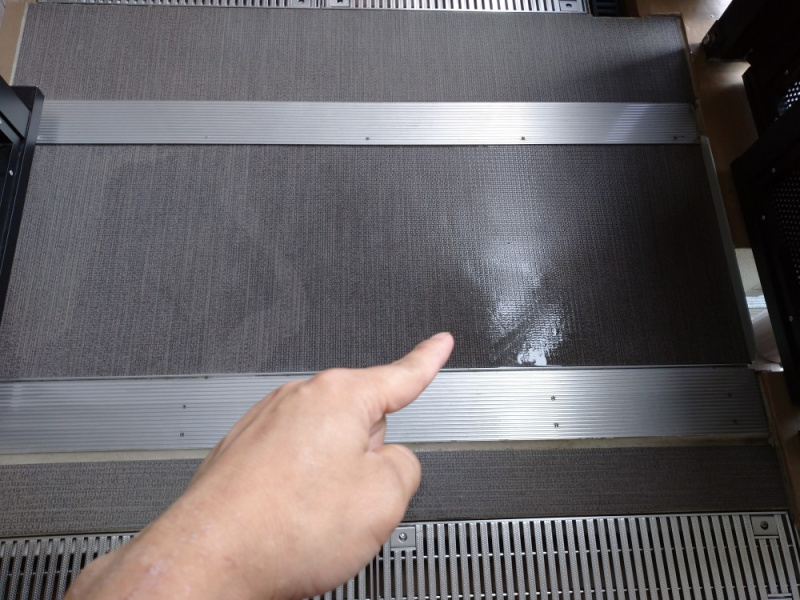 ファイル:ジオ京都御池油小路ザ・テラス 玄関施工の不具合.jpg