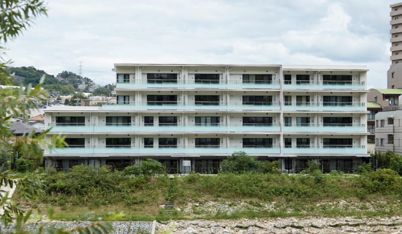 ファイル:ローレルコート宝塚リバーフロント 外観２.png