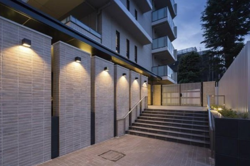 ファイル:プレシス横濱山手パークフロント エントランスアプローチ.png