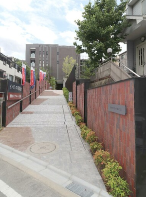 インプレスト青葉台　エントランスアプローチ