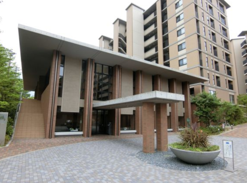 ファイル:プレミスト北千里クラッシィ 外観 エントランスアプローチ.png