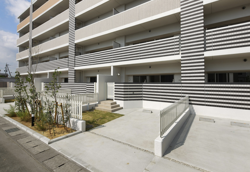 ファイル:ブライトタウン早出 ザ・テラス 外観 １F駐車場.png