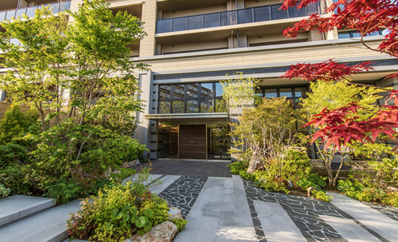 ファイル:ファインシティ千里津雲台 エントランスアプローチ.png