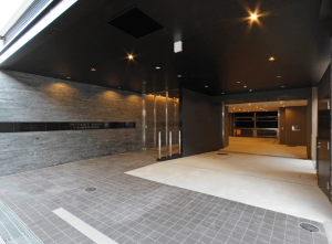 プレサンス ロジェ 甲子園口　エントランスアプローチ