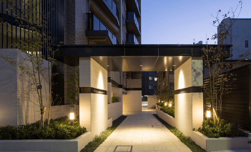 ファイル:プレシス都立大学 エントランスアプローチ.png