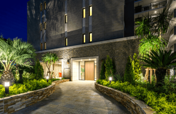 ルピアコート市川妙典　エントランスアプローチ（夜）2