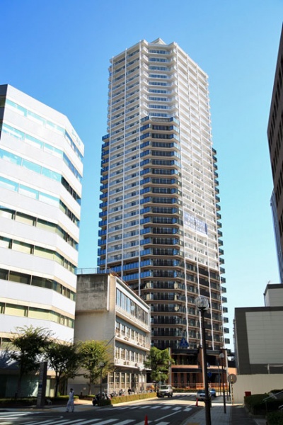 ファイル:アーバンライフ神戸三宮ザ・タワー西側外観.jpg