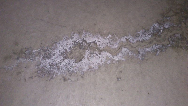 ファイル:Cracked floor with chalking.jpg