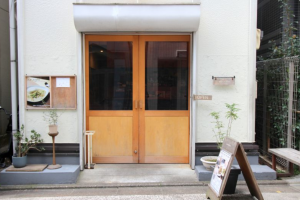 yurucafe（ユルカフェ）　ドアの大きな窓が目を引く入口