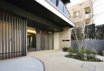 ラ・アトレレジデンス新百合ヶ丘 エントランスアプローチ（2019年3月撮影）