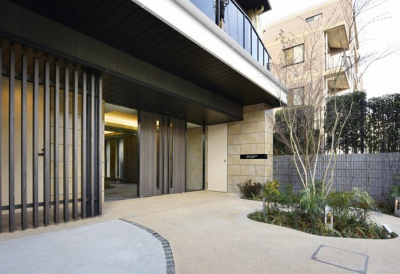 ファイル:ラ・アトレレジデンス新百合ヶ丘 エントランスアプローチ（2019年3月撮影）.png