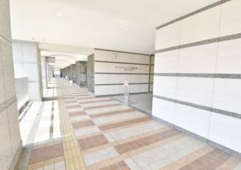 ローレルスクエア高槻　エントランスアプローチ