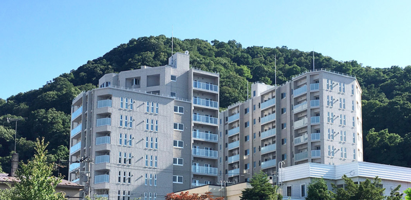 ファイル:ミッドマークス円山 -桜の邸 杜の邸- 外観2.png