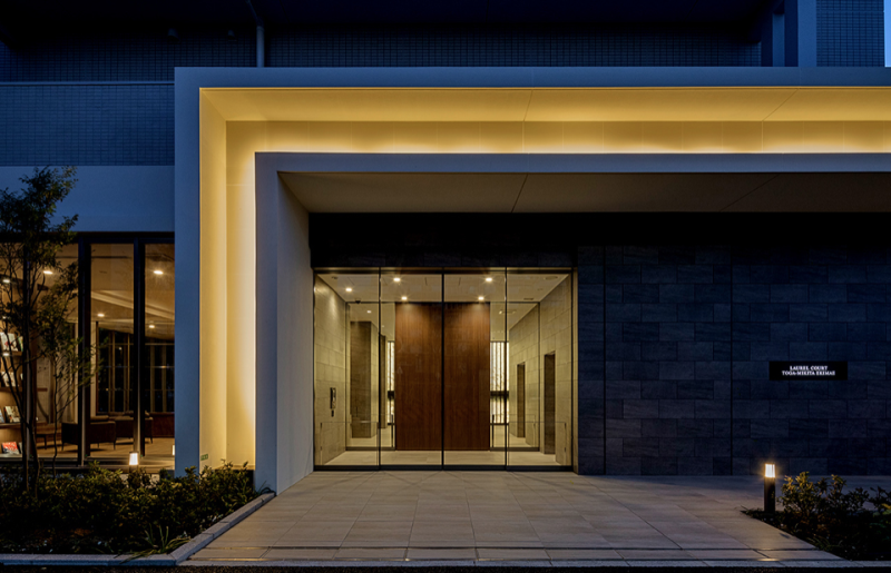 ファイル:ローレルコート栂・美木多駅前 エントランス.png