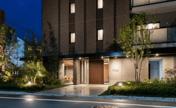 メイツ京都唐橋　エントエランスアプローチ（2021年8月撮影）