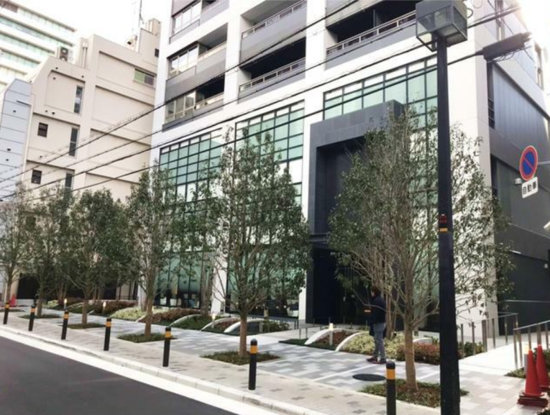 ファイル:ローレルタワー心斎橋 エントランスアプローチ.png