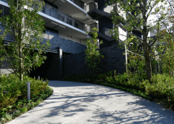 メイツ四条畷駅前　エントエランスアプローチ