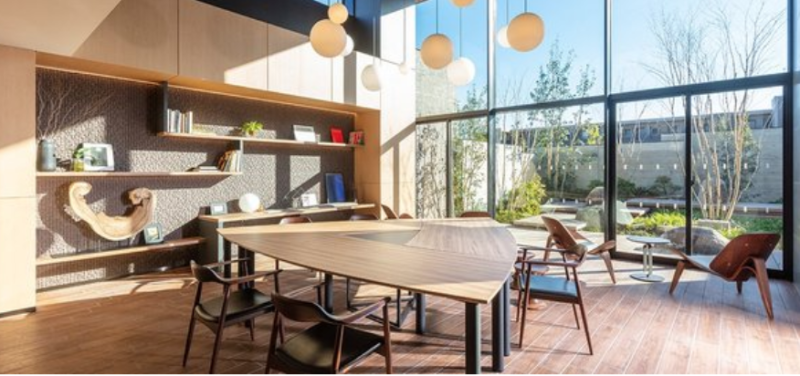 ファイル:ザ・パークハウス あざみ野一丁目 ラウンジ兼集会室.png