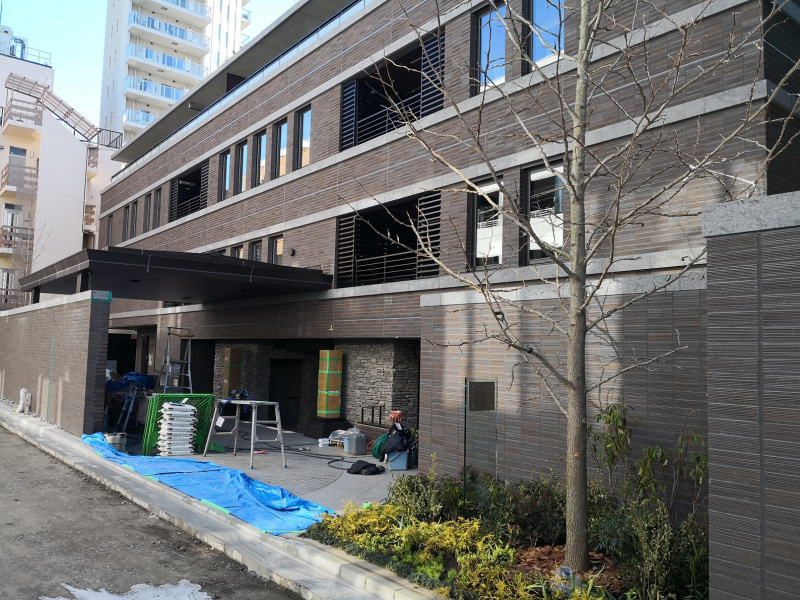 ファイル:ブランズ 六本木 飯倉片町外観写真1（2019.1.15）.jpg