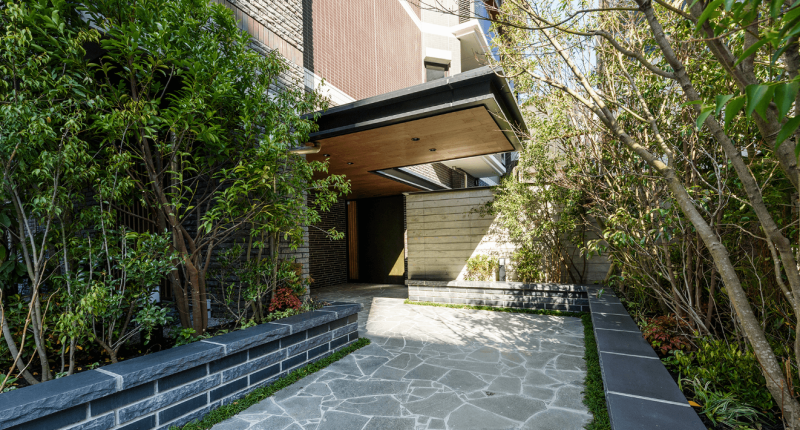 ファイル:MJR桜坂ザ・レジデンス エントランスアプローチ.png